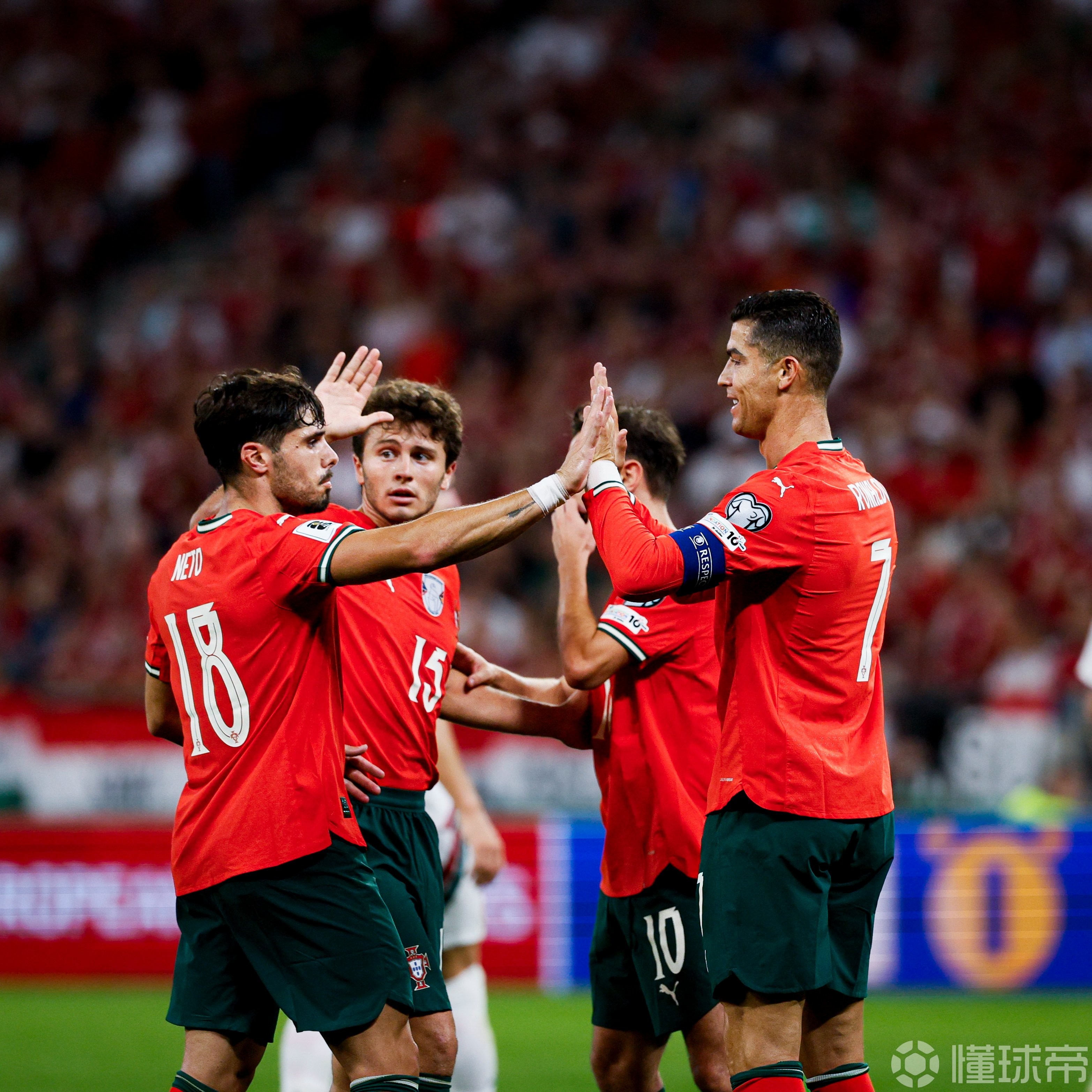 爱游戏体育-包含C罗回归赛场，战术调整首场状态亮眼，巴黎圣日耳曼观众沸腾！的词条