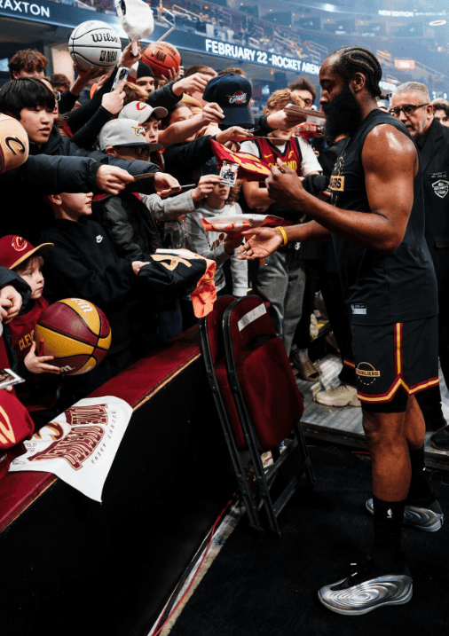 爱游戏-哈登回归赛场，回归赛场首场状态亮眼，日本队观众沸腾！的简单介绍